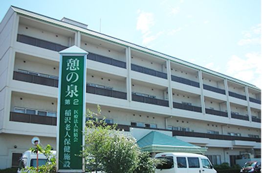 近代的な白い建物外観  