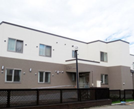 広々とした建物外観
