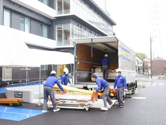 搬入作業中の外観  