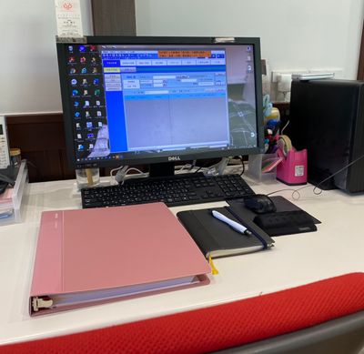オフィスデスクとパソコン