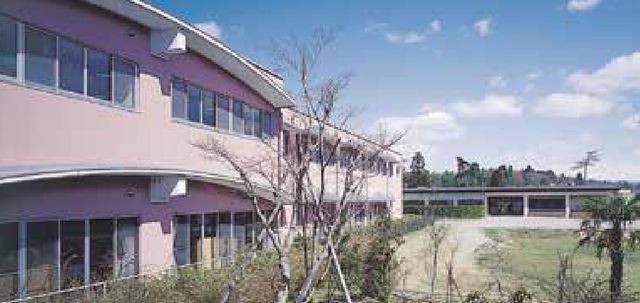 広い庭がある施設外観