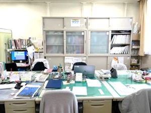 事務机の並ぶオフィス  