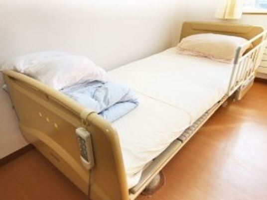 シンプルな居室のベッド  