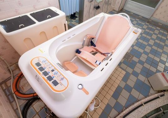 白い椅子のある浴室