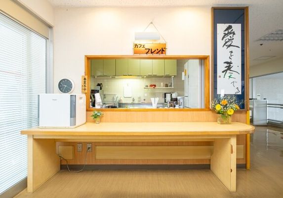 明るいカフェカウンター