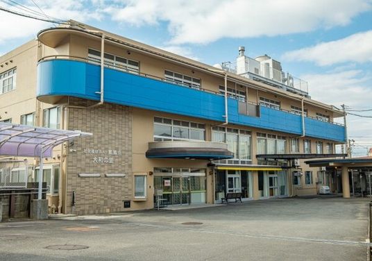 青い装飾の建物の外観