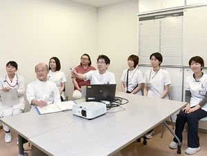 研修中のスタッフ会議室  