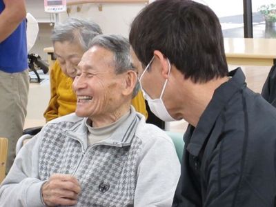 笑顔交わす利用者と職員