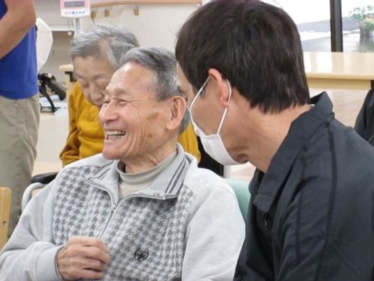 笑顔交わす利用者と職員