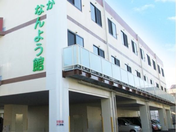 施設の明るい外観