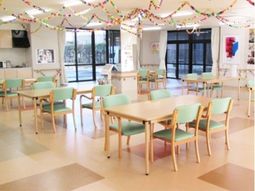 明るい食堂の様子