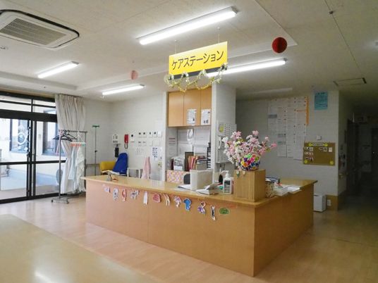フロントデスクと案内看板