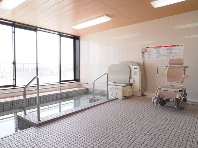 バリアフリー設計の浴室 浴室2 ゆとりある空間を備えた浴室では、手すりや専用の椅子も完備されており、安全にご利用いただけます。