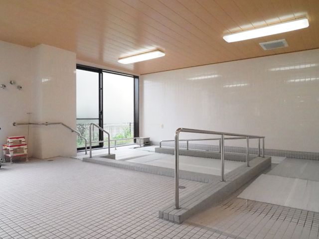 広々とした明るい浴室 浴室3 手すりが設置された安全配慮の浴室です。ゆったりとしたスペースで安心してご利用いただけます。