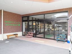 入口エリアの明るい施設
