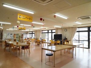 広々とした明るい食堂