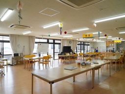 広々とした明るい食堂空間
