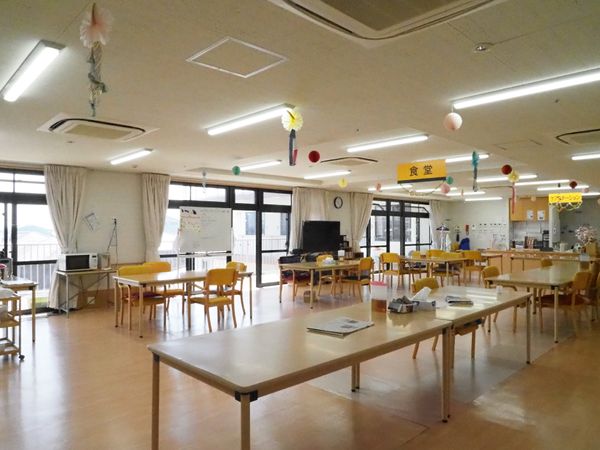 広々とした明るい食堂空間