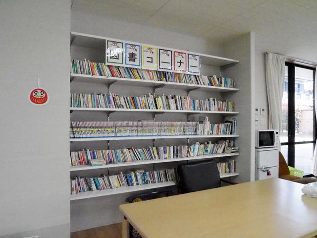 本棚とテーブルのリビング 図書コーナー 落ち着いた雰囲気の読書スペースです。利用者様が読書を楽しめる充実した書籍が揃っています。