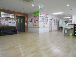 明るい広々としたロビー