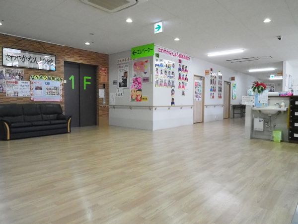 明るい広々としたロビー