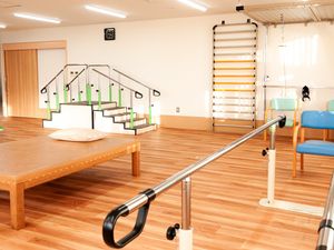 機能訓練室の歩行練習用器具  