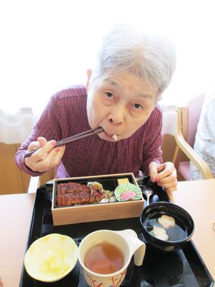お食事中の高齢者