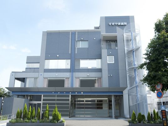 青い外壁の建物外観