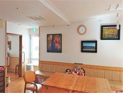 暖かみのある休憩スペース