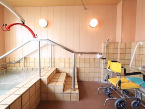 バリアフリーの清潔な浴室