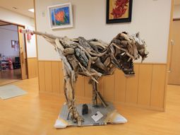 木の彫刻がある廊下