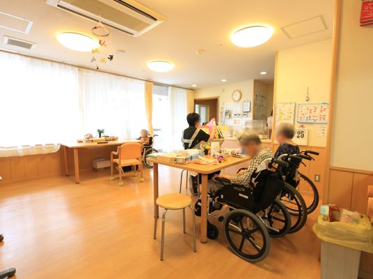 日差しの入る明るい多目的室