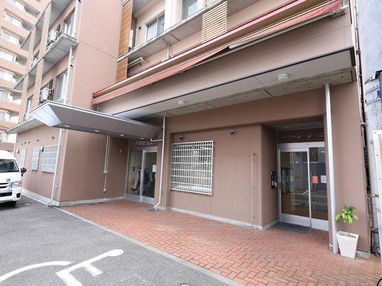 施設のエントランス外観