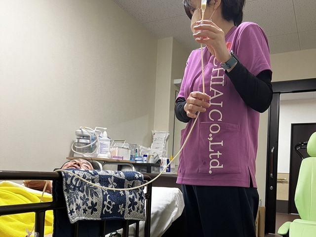 ** 居室内のケア担当者 ** 居室 ** 明るく快適な居室で、専門スタッフがケアを行っています。安心して働ける環境です。