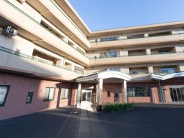 建物の外観 外観   落ち着いた色合いの外壁と、ゆとりある玄関まわりが見える建物外観です。晴れた空の下で、明るい雰囲気が伝わります。