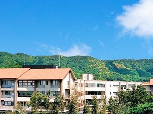 施設外観と山並み  