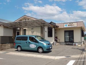 送迎車のある外観  