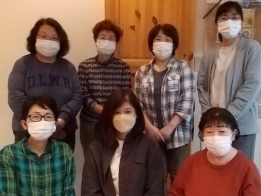 マスク姿の職員集合  