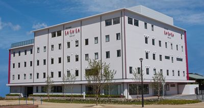 白い外観の建物