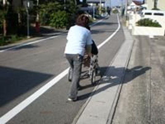 車椅子を押す様子