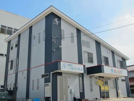 明るい外観の建物  
