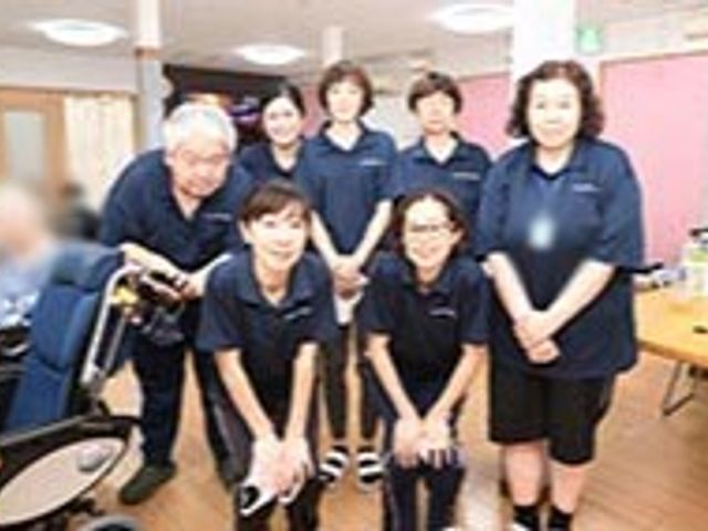 スタッフの皆さんの様子 スタッフイメージ 親しみやすい雰囲気のスタッフたちが集まり、温かなコミュニケーションを重視しています。