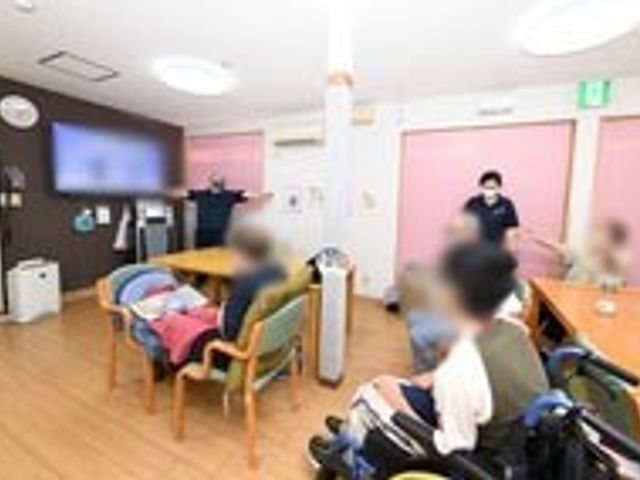 和やかな共有スペース ラウンジ 広々としたラウンジでは、リラックスしながら交流を楽しむことができます。自然な光で明るいです。