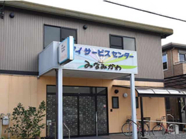 サービスセンターの外観 外観 広いエントランスがあり、アクセスしやすい設計です。スタッフがいつでもサポートします。