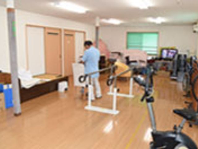訓練機器のある室内 機能訓練室 室内には各種訓練機器が揃っています。利用者が安全に運動を行える環境が整っています。