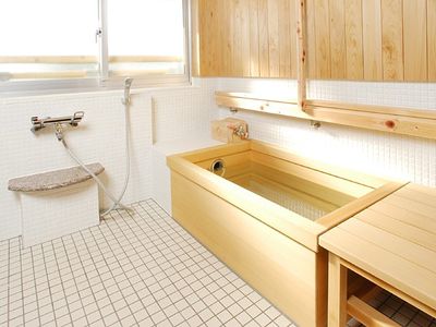 木のぬくもり感じる浴室
