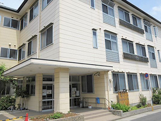 明るい外観の建物