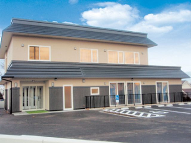 駐車場付きの建物 外観 駐車場も完備された、車のアクセスに便利な建物です。