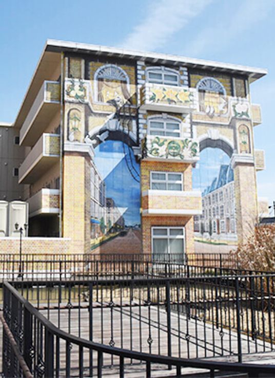 立派な建物の外観