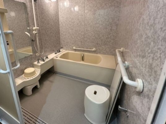 広々とした浴室